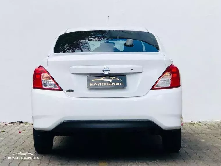 Nissan Versa Branco 10