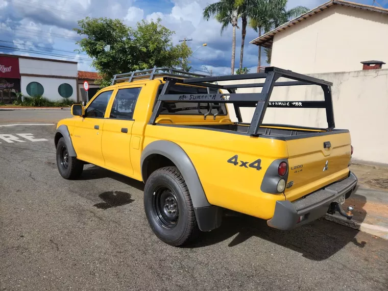 Mitsubishi L200 Savana Amarelo 2