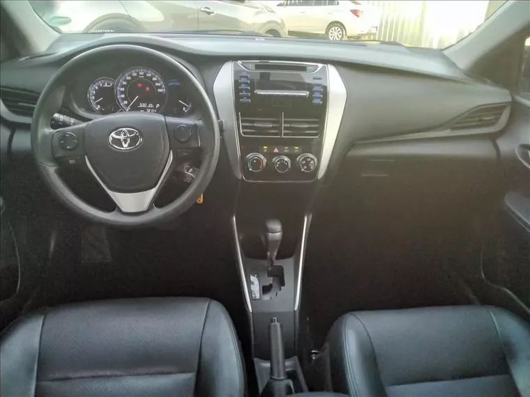 Toyota Yaris Prata 16