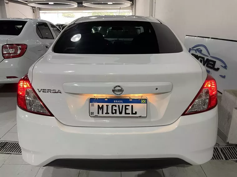 Nissan Versa Branco 13