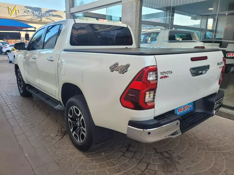 Toyota Hilux Branco 10