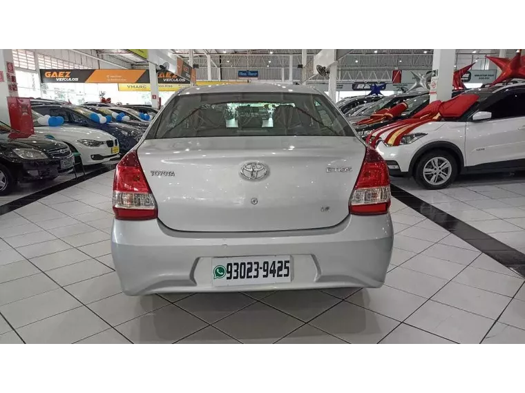 Toyota Etios Prata 6