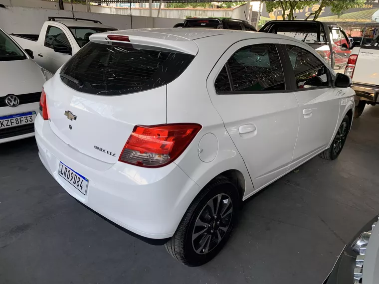 Chevrolet Onix Branco 7