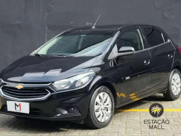 Chevrolet Onix Preto 1