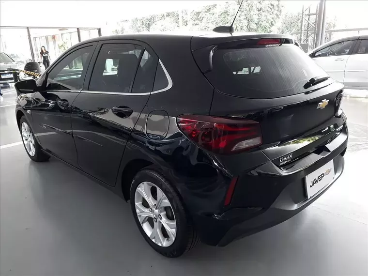 Chevrolet Onix Preto 7