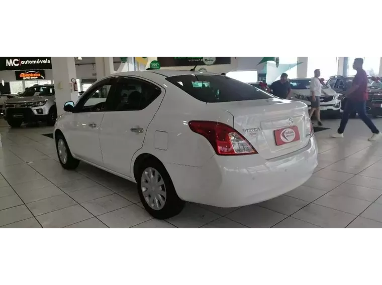 Nissan Versa Branco 13