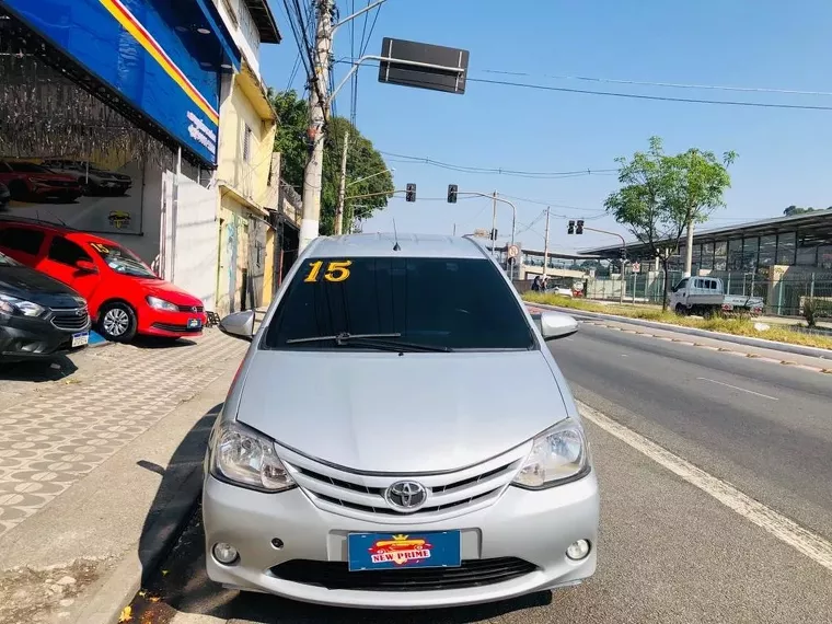 Toyota Etios Prata 5