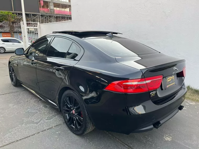 Jaguar XE Preto 4