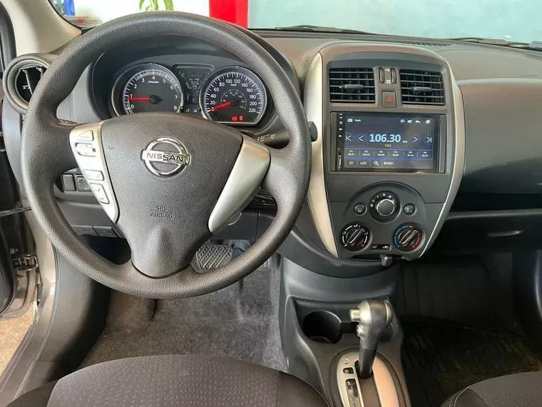 Nissan Versa Cinza 5