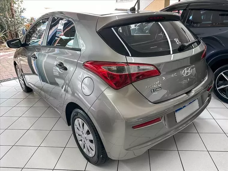 Hyundai HB20 Prata 10