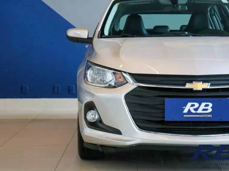 Chevrolet Onix Prata 19