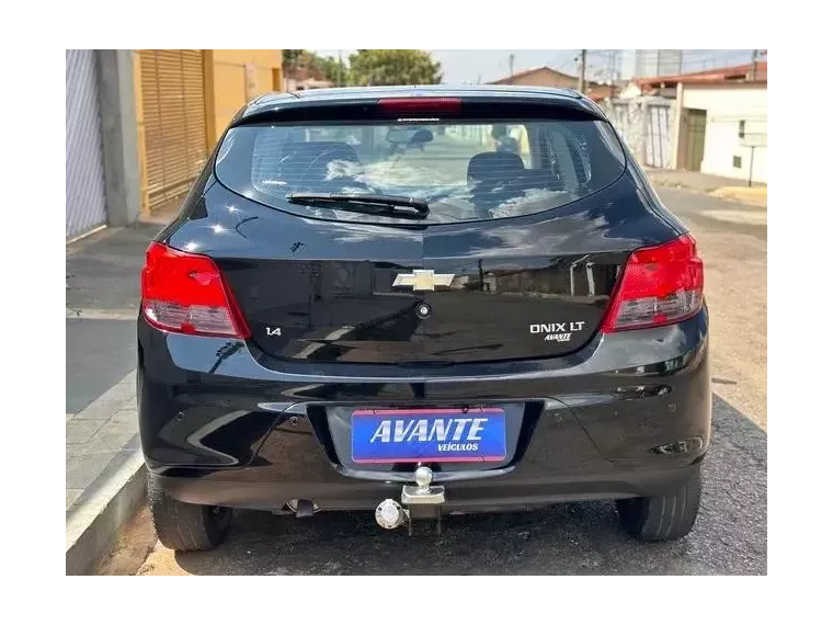 Chevrolet Onix Preto 6