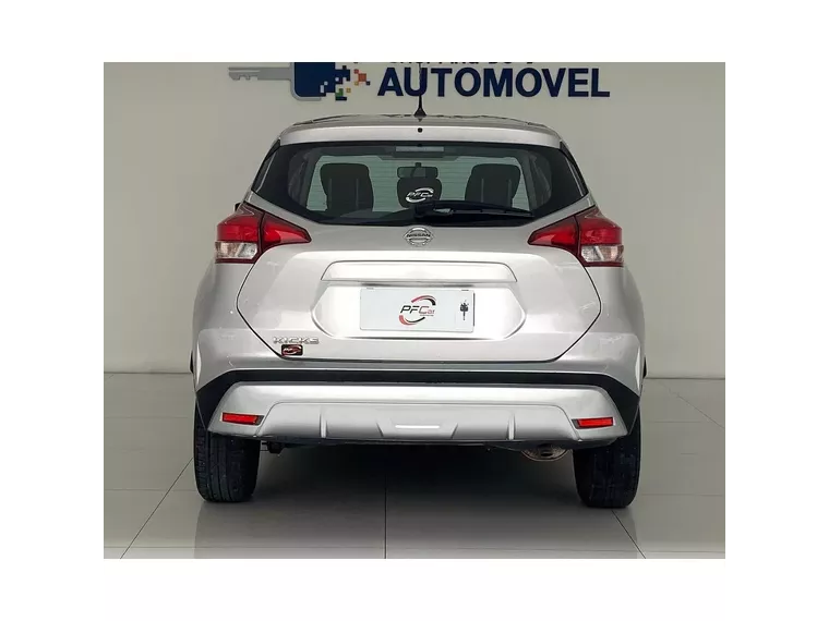 Nissan Kicks Prata 5