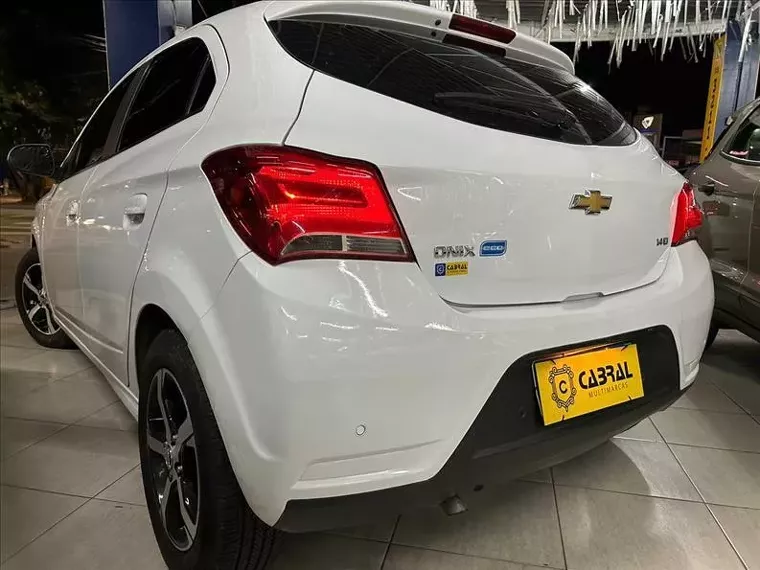 Chevrolet Onix Branco 11