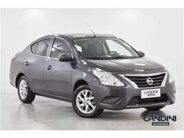 Nissan Versa Cinza 17