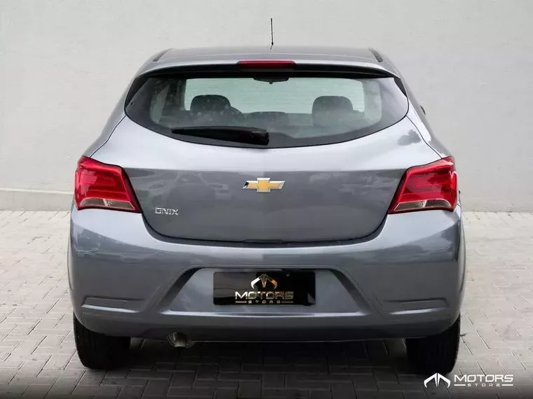 Chevrolet Onix Cinza 10