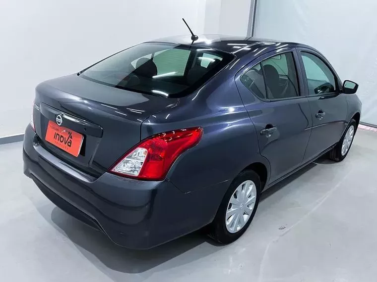 Nissan Versa Cinza 8