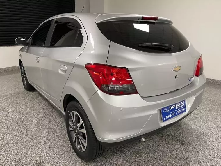 Chevrolet Onix Prata 9