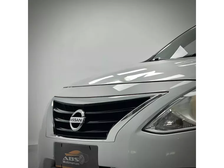 Nissan Versa Branco 13