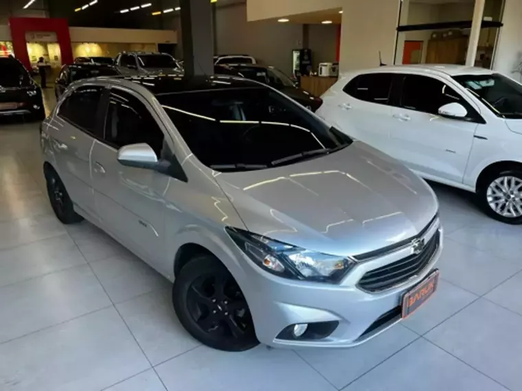 Chevrolet Onix Prata 3