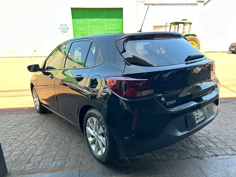 Chevrolet Onix Preto 5