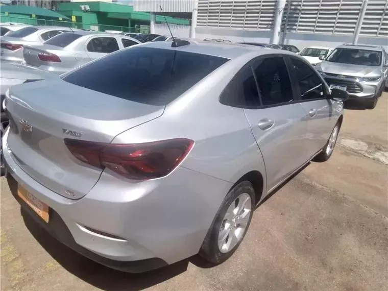 Chevrolet Onix Prata 6