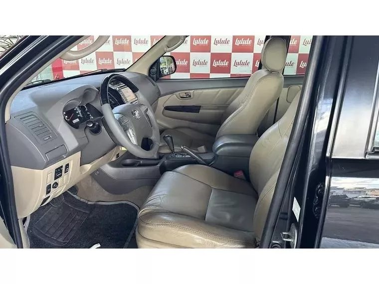 Toyota Hilux SW4 Preto 10