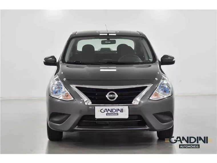 Nissan Versa Cinza 2