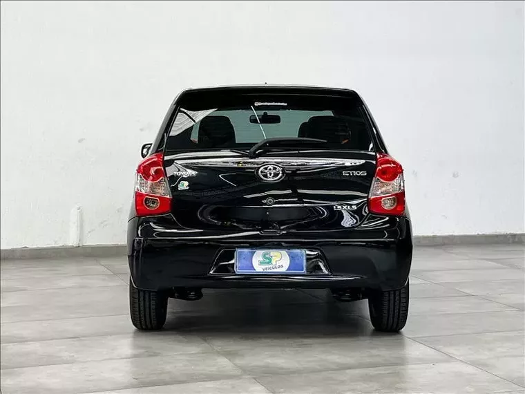 Toyota Etios Preto 16