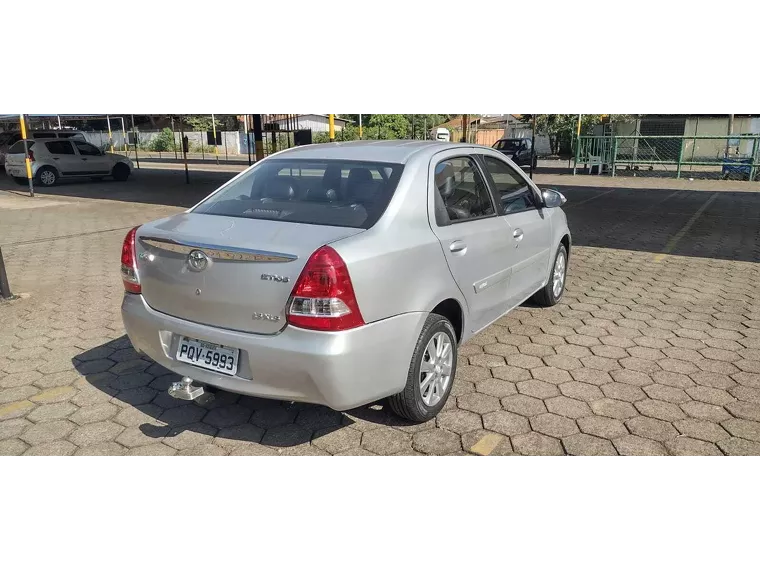 Toyota Etios Prata 8