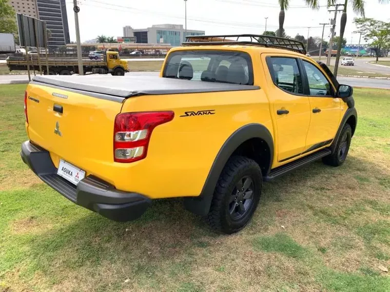 Mitsubishi L200 Triton Amarelo 3