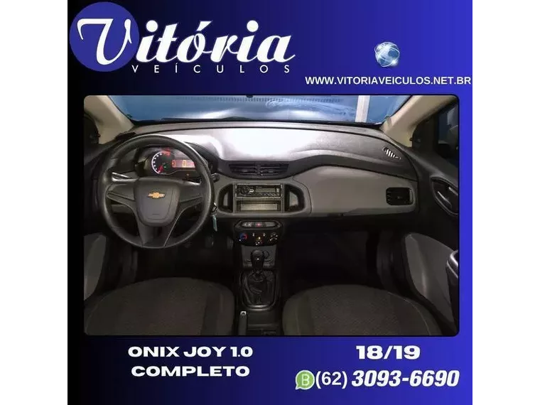 Chevrolet Onix Cinza 4