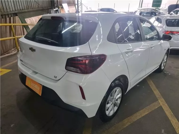 Chevrolet Onix Branco 14