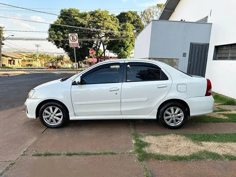 Toyota Etios Branco 13