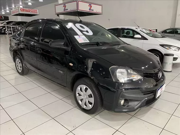 Toyota Etios Preto 1