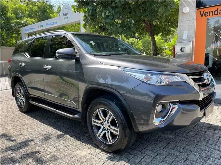 Toyota Hilux SW4 Cinza 1