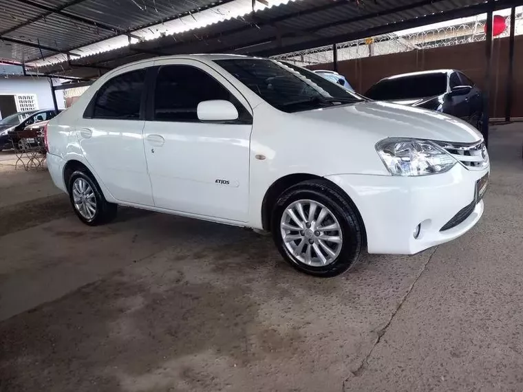 Toyota Etios Branco 7