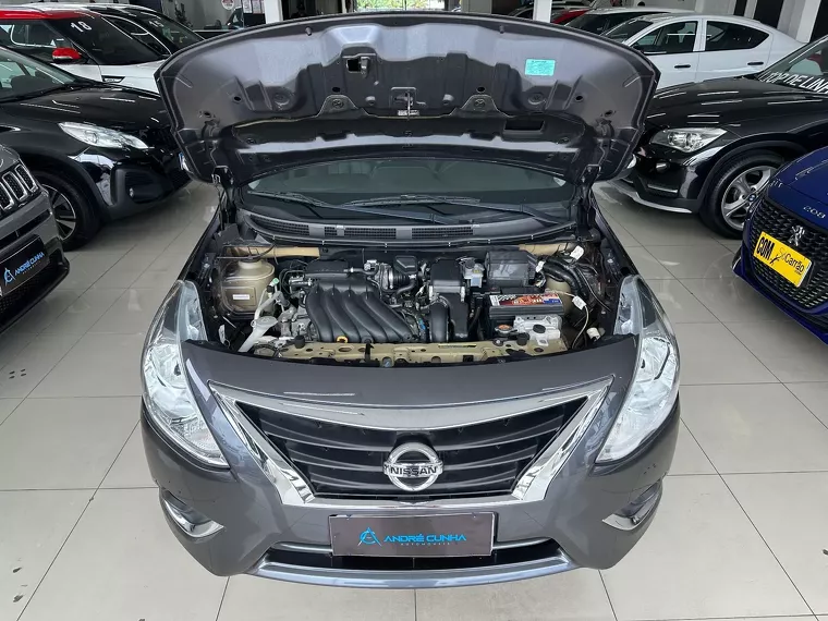 Nissan Versa Cinza 10