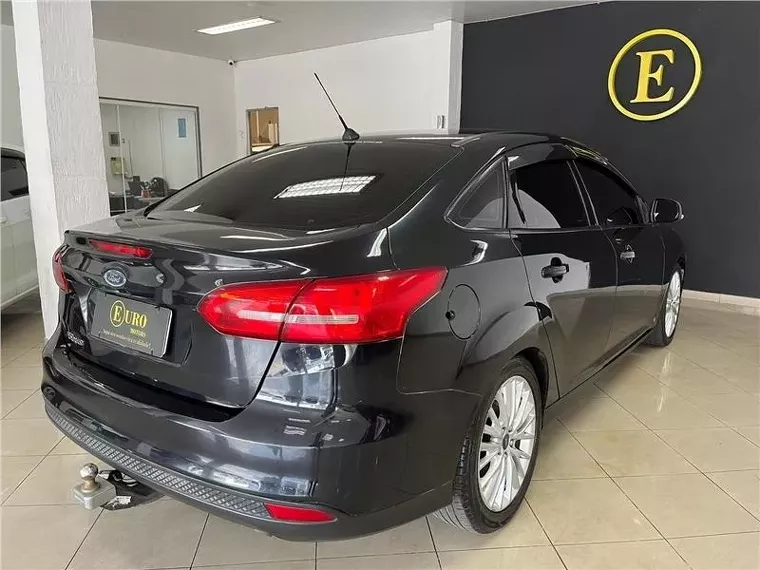 Ford Focus Preto 13