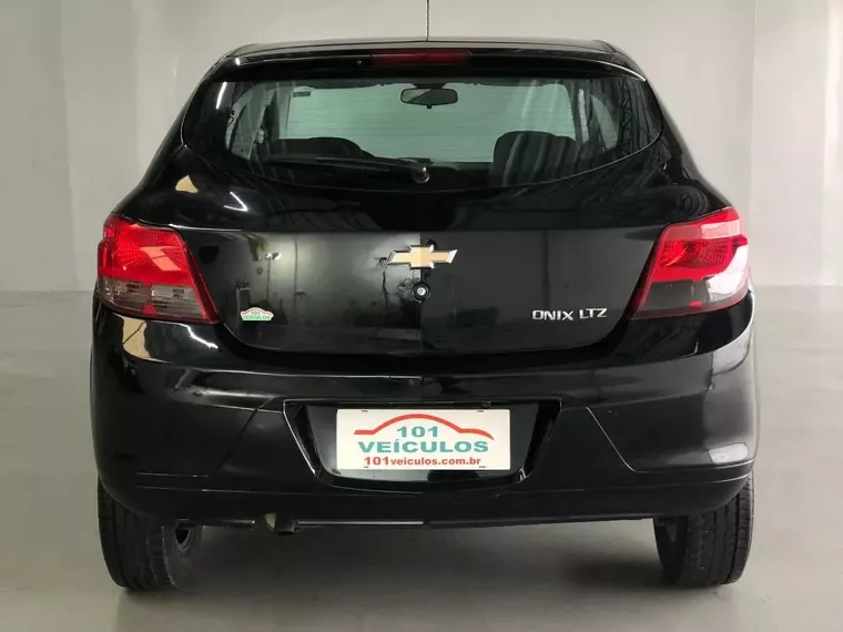 Chevrolet Onix Preto 3