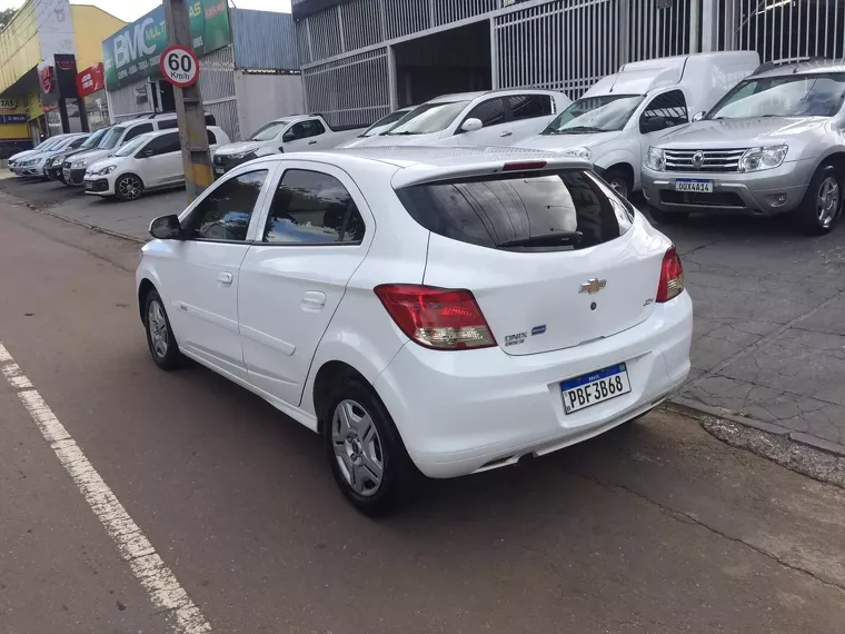 Chevrolet Onix Branco 9