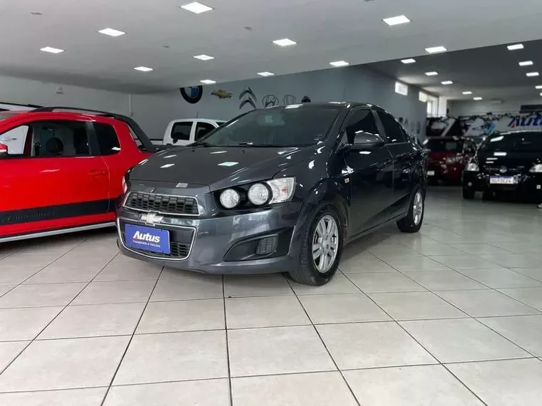 Chevrolet Sonic Cinza 10