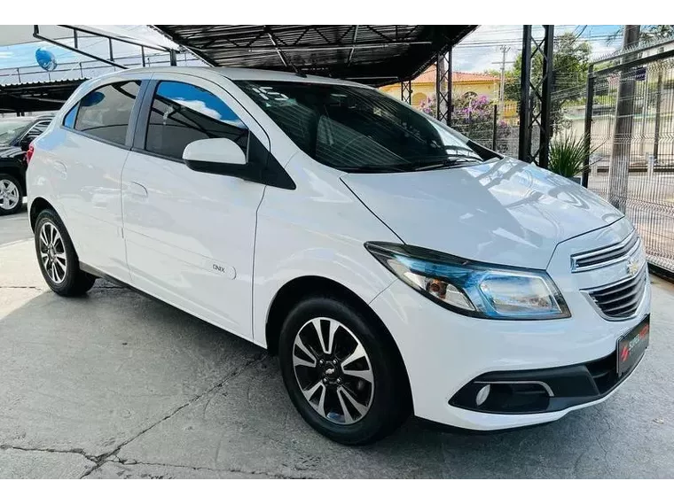 Chevrolet Onix Branco 4