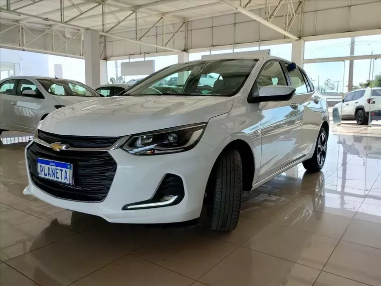 Chevrolet Onix Branco 4