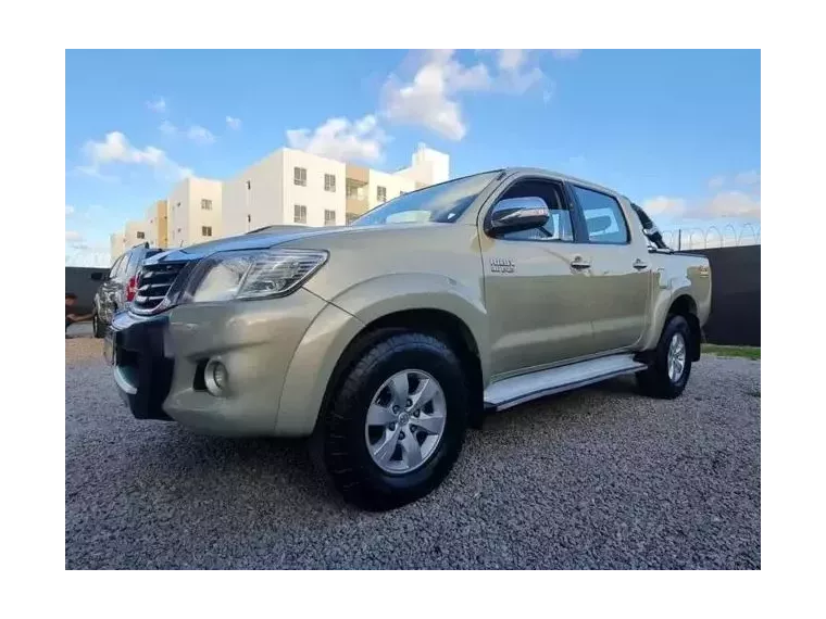 Toyota Hilux Bege 3