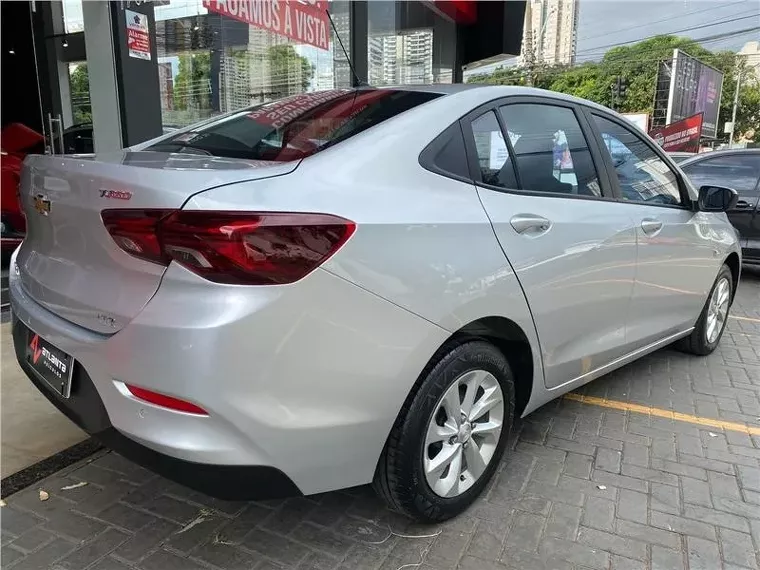 Chevrolet Onix Prata 9