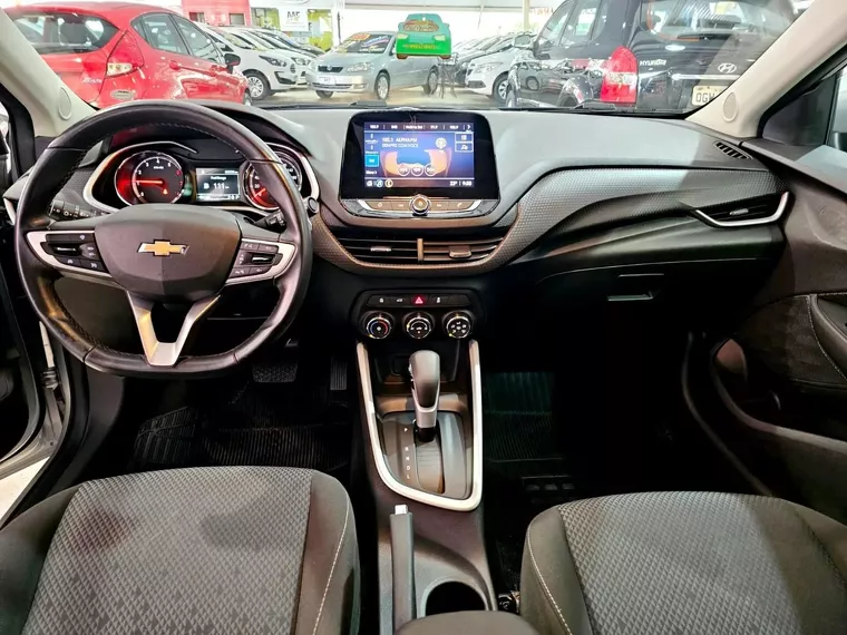 Chevrolet Onix Prata 9