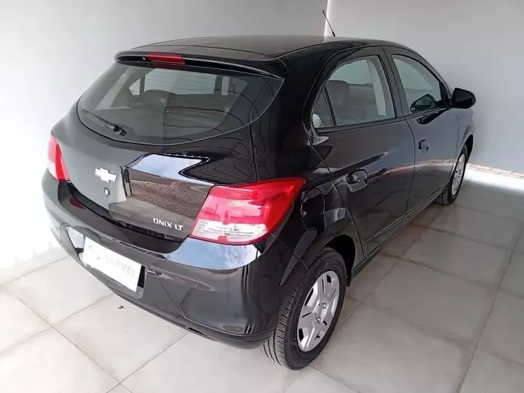 Chevrolet Onix Preto 13