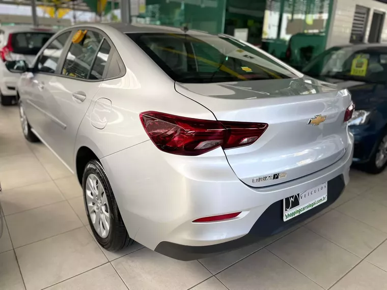 Chevrolet Onix Prata 5