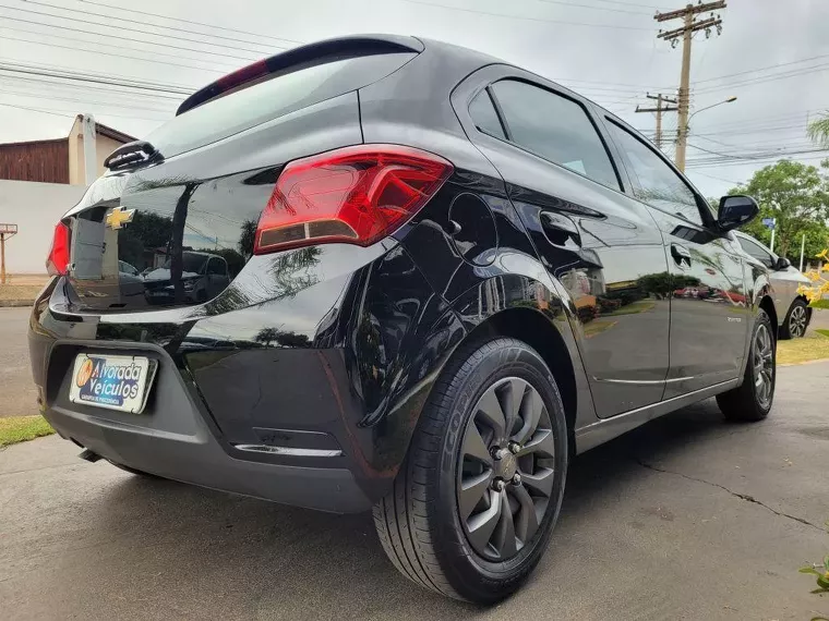 Chevrolet Onix Preto 6